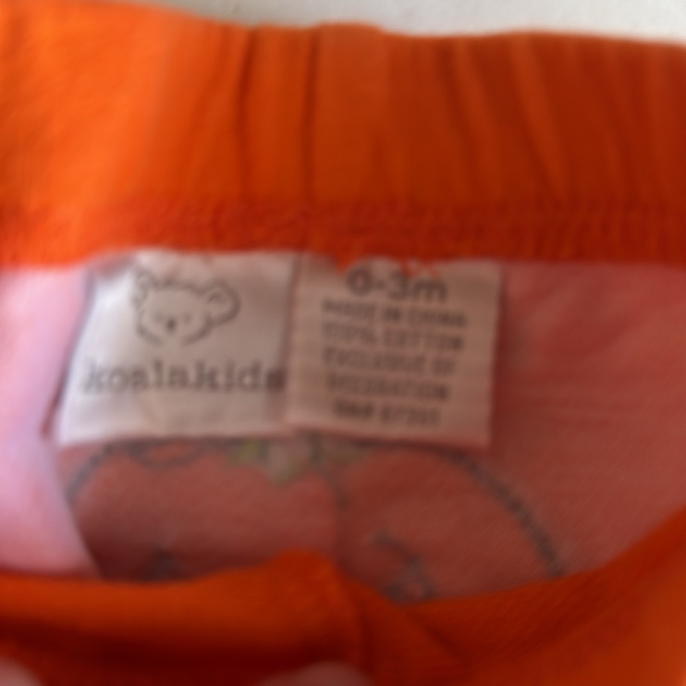 Halloween 3 pc set Bodysuit Shirt, Orange Pants, 2 Socks, and Pumpkin Hat 0-3 mo - Picture 8 of 11